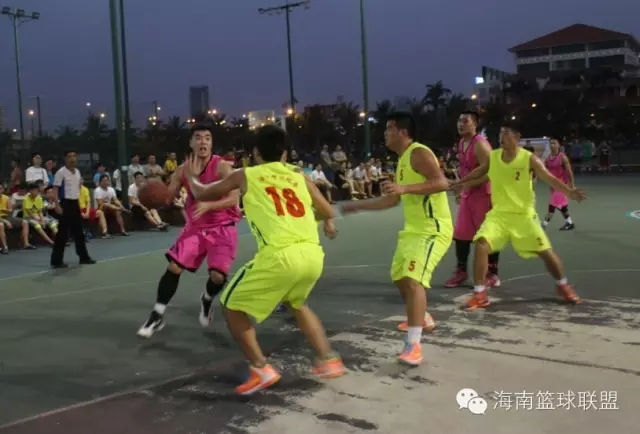 “美兆体检杯”篮球赛第三日：华侨中学逆转取胜中铁建局