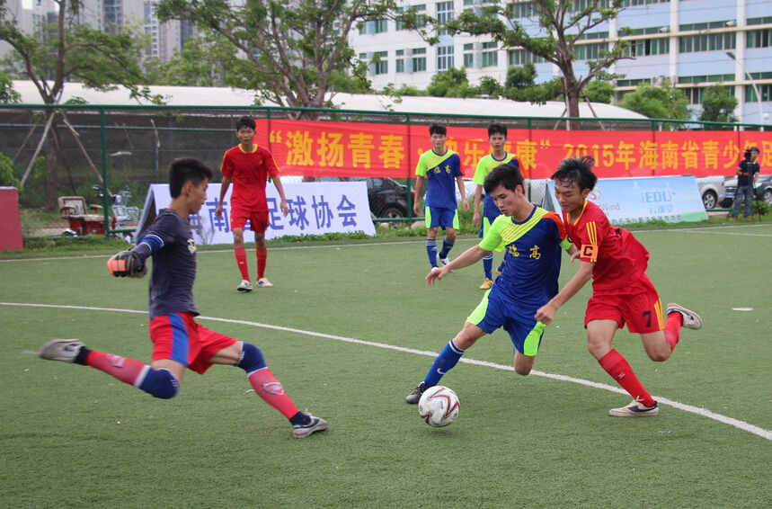 海南省青足赛总决赛少年男子组率先决出八强