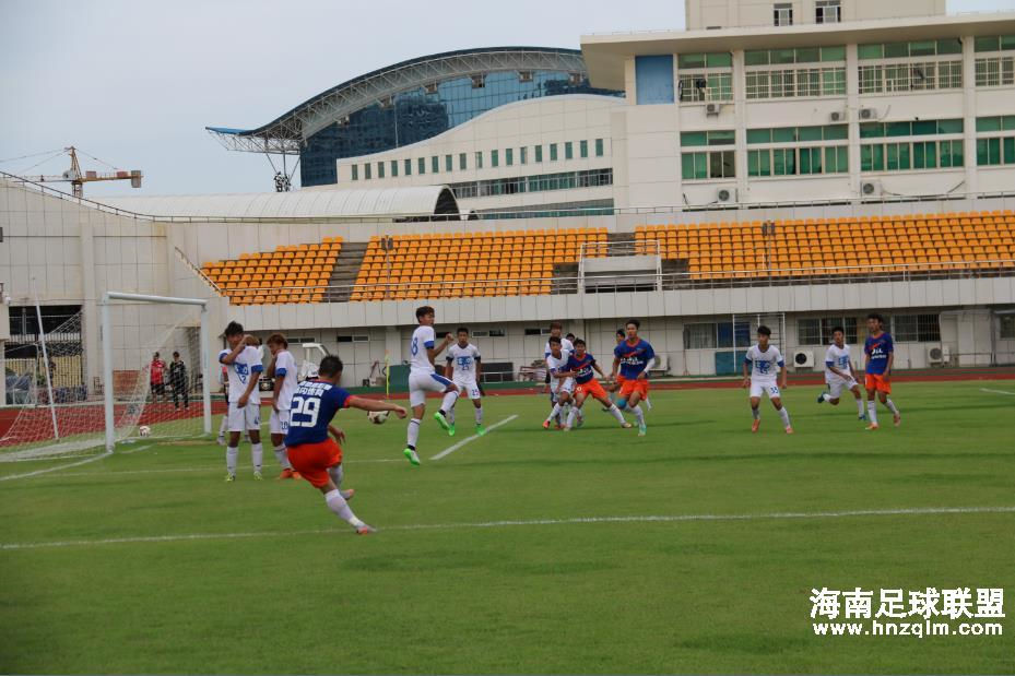 热身赛：海南海汉队9:1广州青年队  球迷顶着烈日来看球