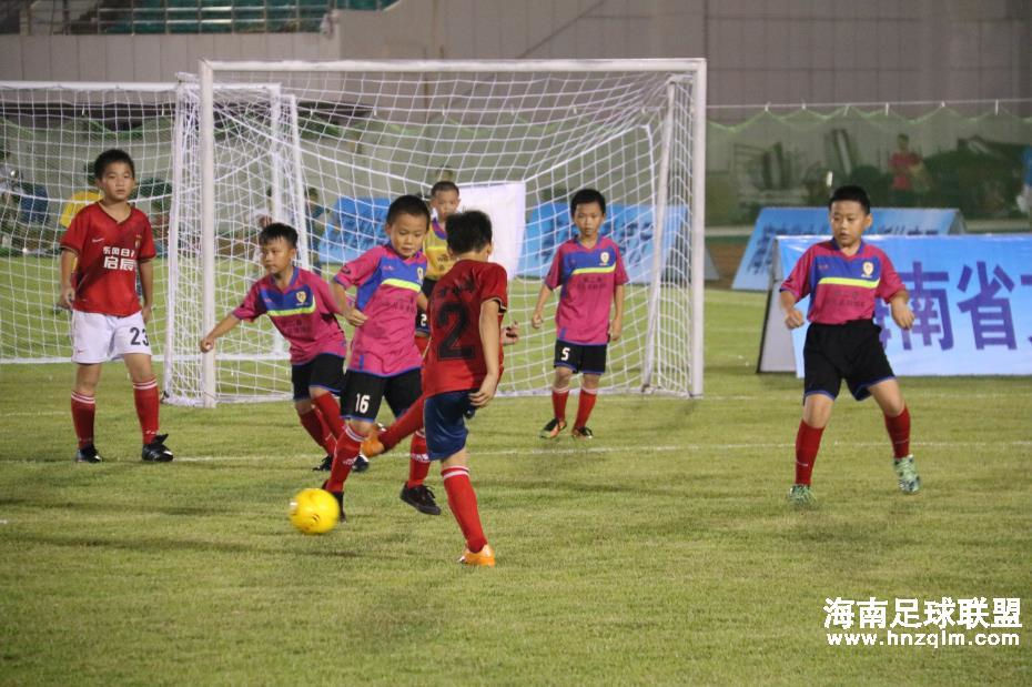 2015年“我爱足球”中国足球民间争霸赛海南站激战正酣