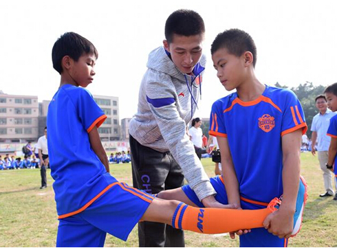 【足球】奥运健儿公益行走进海口灵山镇小学 与学生进行足球互动