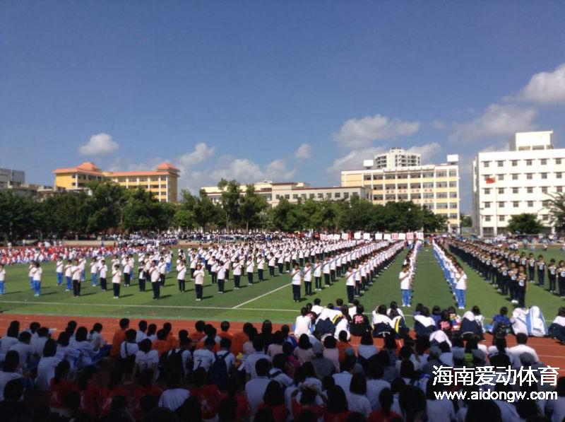 【武术】琼山华侨中学1600名学生打太极 校长：培养学生正确价值观