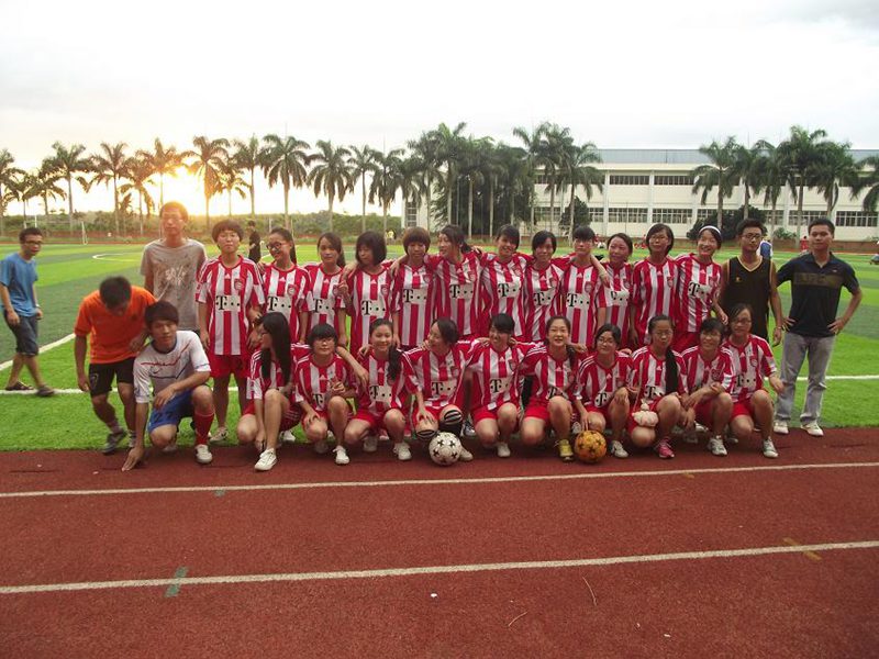 【校园足球】海南多校成立女子足球队 队员为了梦想踢球