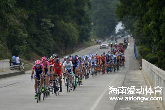 【自行车】海南国际旅游岛自行车联赛琼中站19日鸣枪