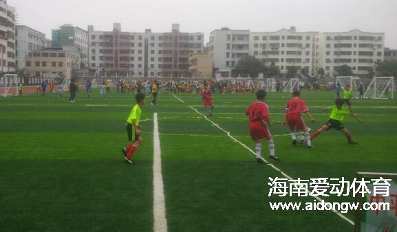 琼中县首届中小学校园足球联赛开踢 设小学、中学和高中三个组别