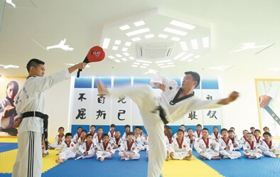 免费学习两个月！三亚市跆拳道协会免费向300多位学生授课