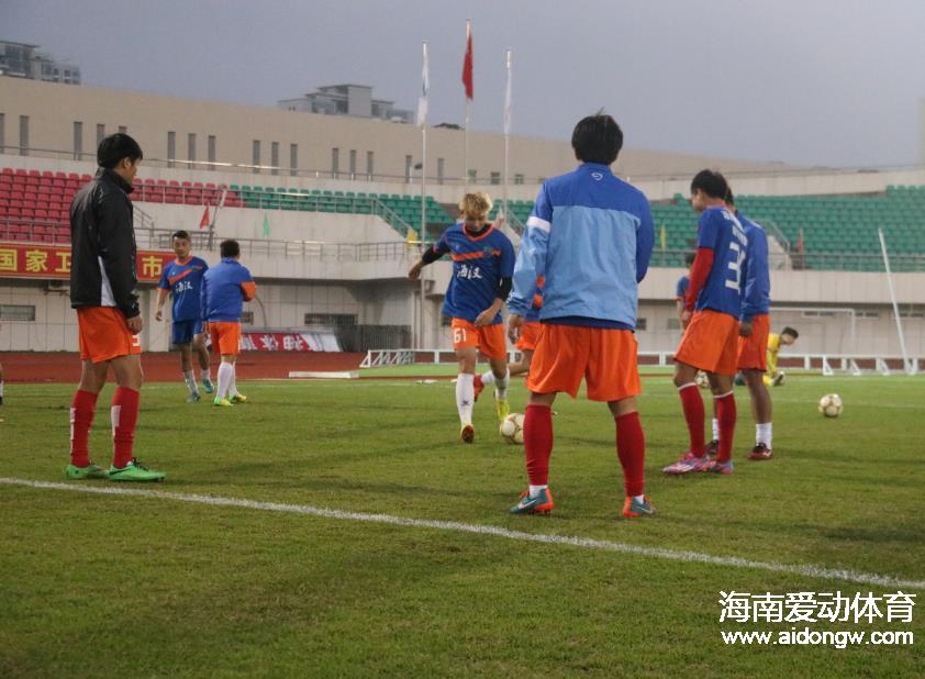 【看球】第三届中国足球冬季海南秀：海汉VS毅腾 13日晚19点等你来约