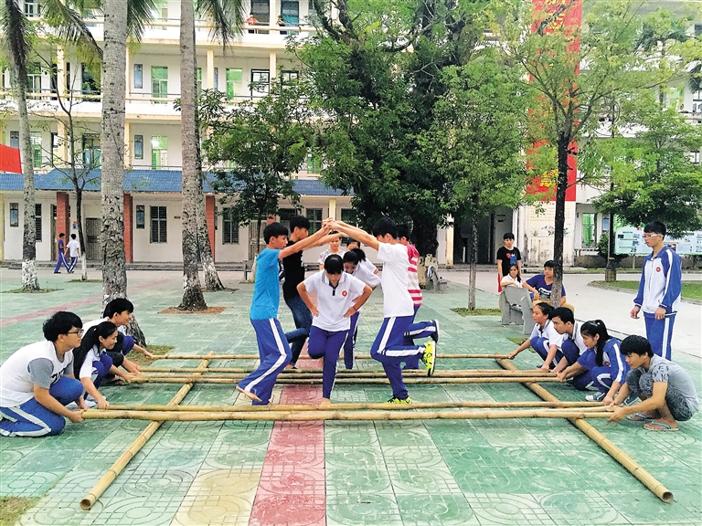  【校园体育】竹竿舞成海南保亭中学学生的交谊舞