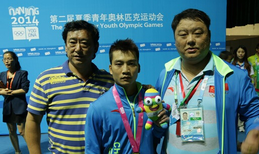 【举重】海南首枚青奥会金牌！蒙成－海南17岁少年获举重冠军