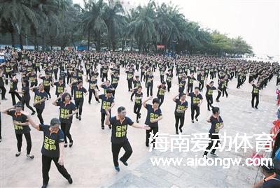 舞起来！！三亚千名舞者齐跳《广场style》