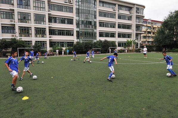 上海天山二小足球队到三亚交流比赛