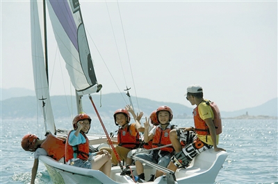 三亚挚慈学校举办首届帆船节　200多名学生体验帆船驾驶