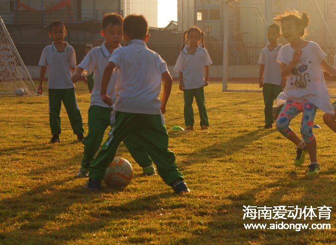 海口景山学校青少年校园足球班级足球联赛真热闹   班班有足球队喔