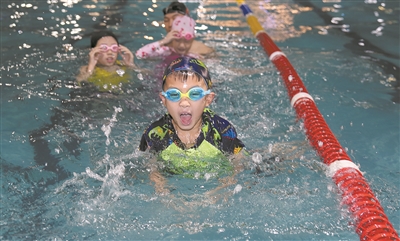 500多少儿暑期到国兴体育学习游泳技能