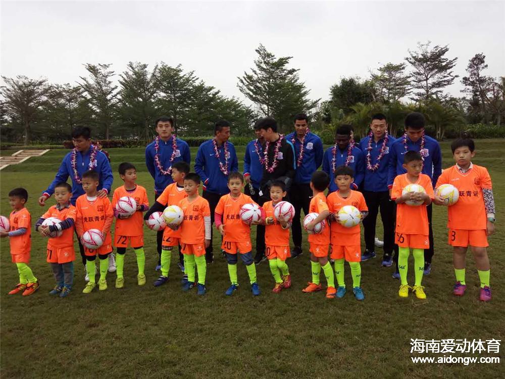 海南虎跃青训学员参加上海绿地申花球迷见面会  与申花球员互动
