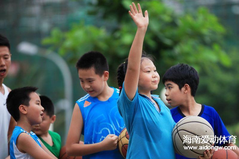 11岁女孩的篮球梦  用一年时间熟练运球超爱库里 | 体育人的一天（1）