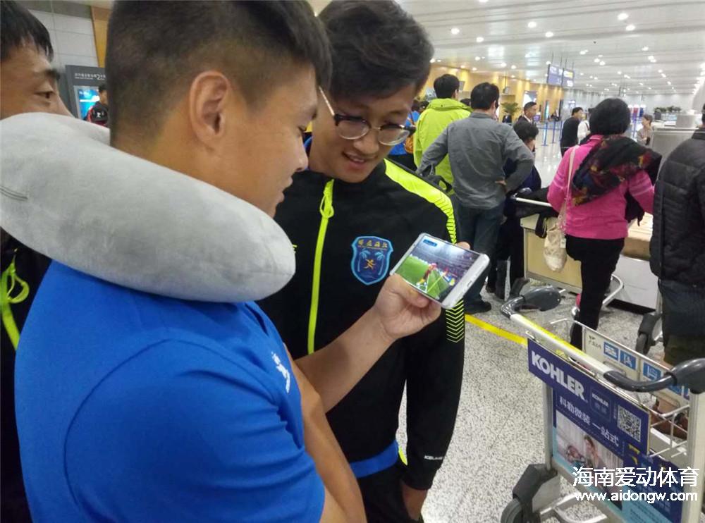 胜韩国提气！海口博盈球员赶路途中关注国足表现 麦超赞里皮水平高
