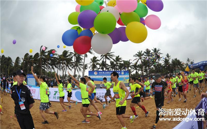 海口沙滩马拉松荣获“2016年中国马拉松自然生态特殊赛事和银牌赛事”两项大奖