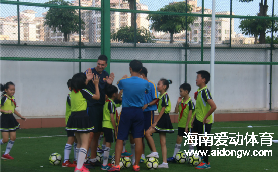 海口巴萨足球学校走进秀峰实验学校 学生体验快乐足球