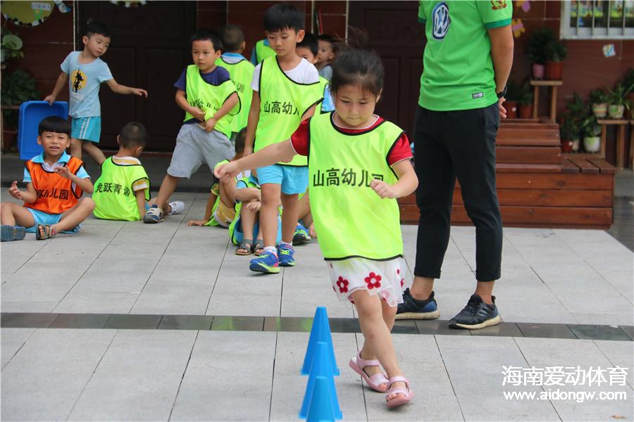 萌翻啦！海口山高幼儿园接受幼儿足球课程第一期结束  教练感言变化大