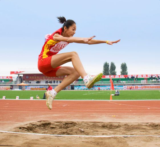 全国传统项目学校田径联赛在川举行 海南选手符诗璟夺得乙组女子跳远冠军