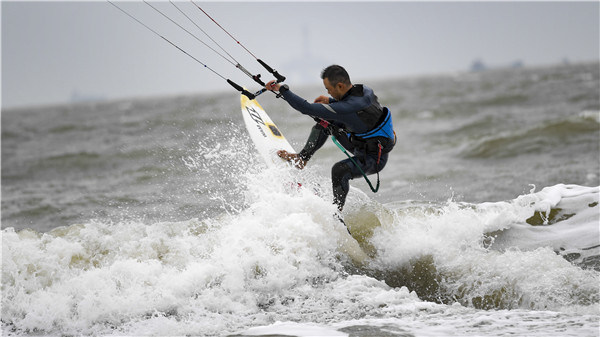连老太太都吸引来拍照了！海口国际风筝冲浪公开赛“引爆”西海岸 