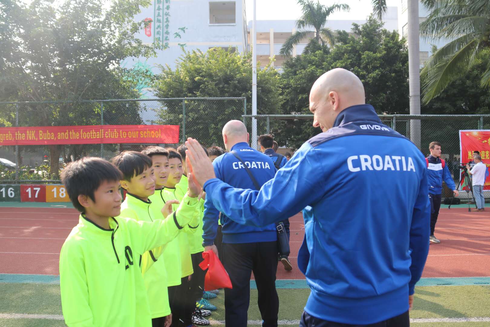 2017“一带一路”海口市足球交流帮扶活动举行 小球员结下跨国友谊