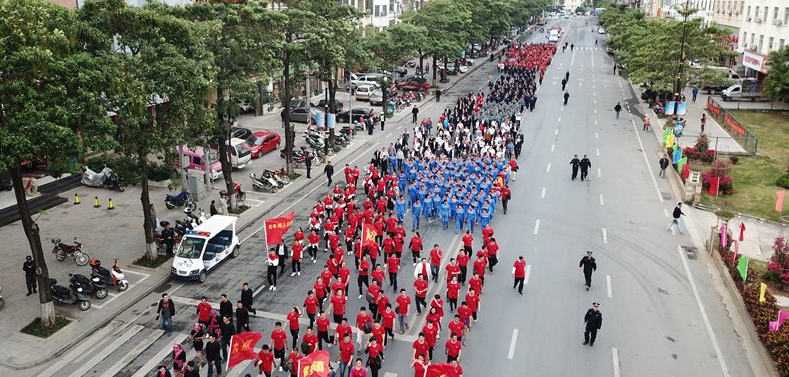 乐东千人徒步迎新年 航拍直击震撼现场