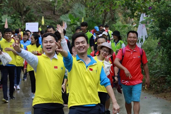 万宁举办千人登山活动