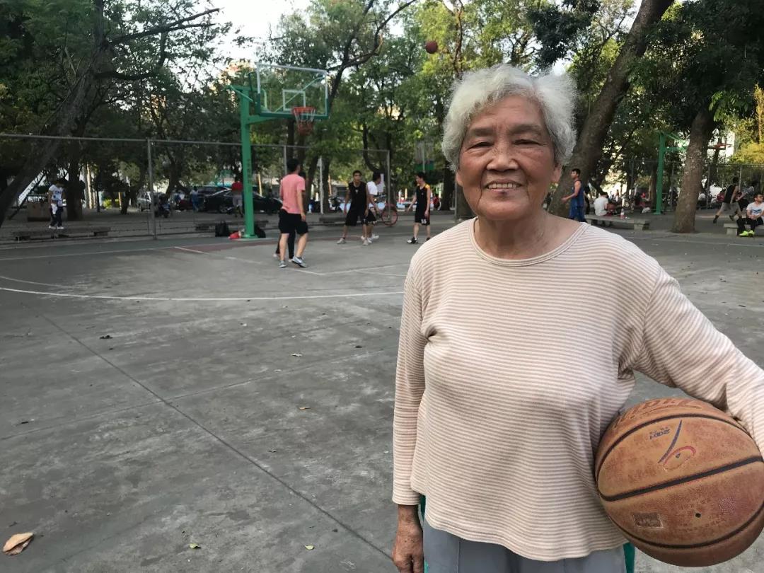 “篮球奶奶”海南建省首位篮球女教授 讲述自身篮球情缘
