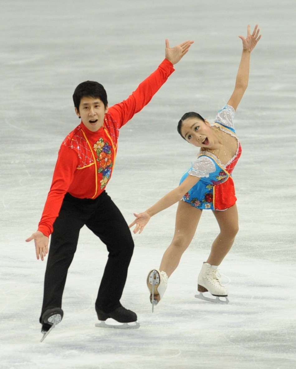 中国花滑队三亚表演“冰上芭蕾”   彭程、金杨等献上精彩的表演