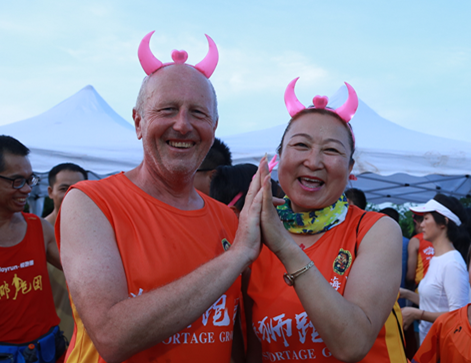 热闹！600多名海口市民参与夜跑点燃城市活力