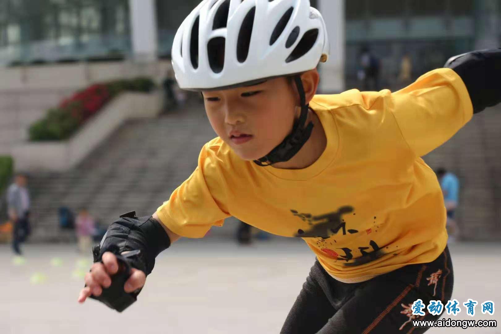 与风竞速，海南这少年不得了！翟鸿屹加冕全国短道速度轮滑巡回赛总决赛“双冠王”创历史  