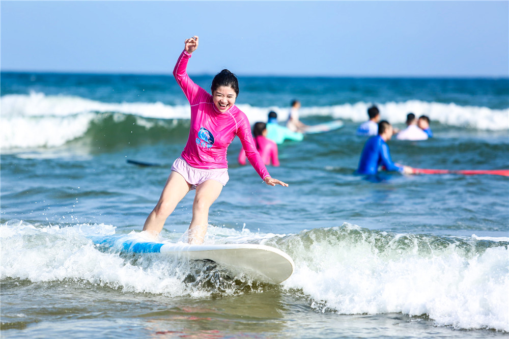 【冲浪】想学冲浪吗？这周末来万宁日月湾 冲浪教学、百人瑜伽任你选