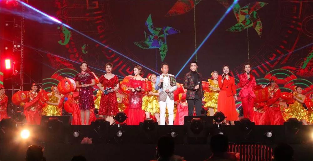 昨夜五源河听演唱会是否挨冻了？裹大棉袄还是嗨得飞起！别慌，今晚还有火山音乐节跨年