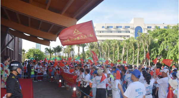 海口举行全民健身徒步大会 千余名中外徒步爱好者参与
