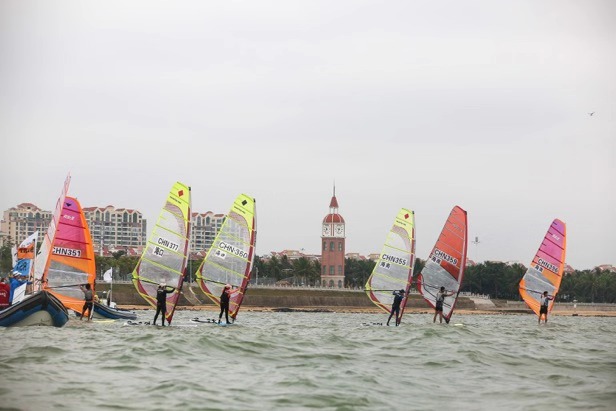 海南青少年帆板锦标赛进行时 参赛选手迎“浪”而上
