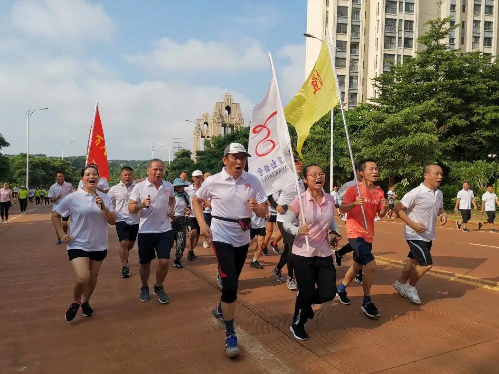李克强：倡导全民健身 使全社会充满活力、向上向善