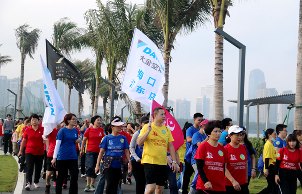 2020海南万人健步大会海口举行，逾万名市民游客参与