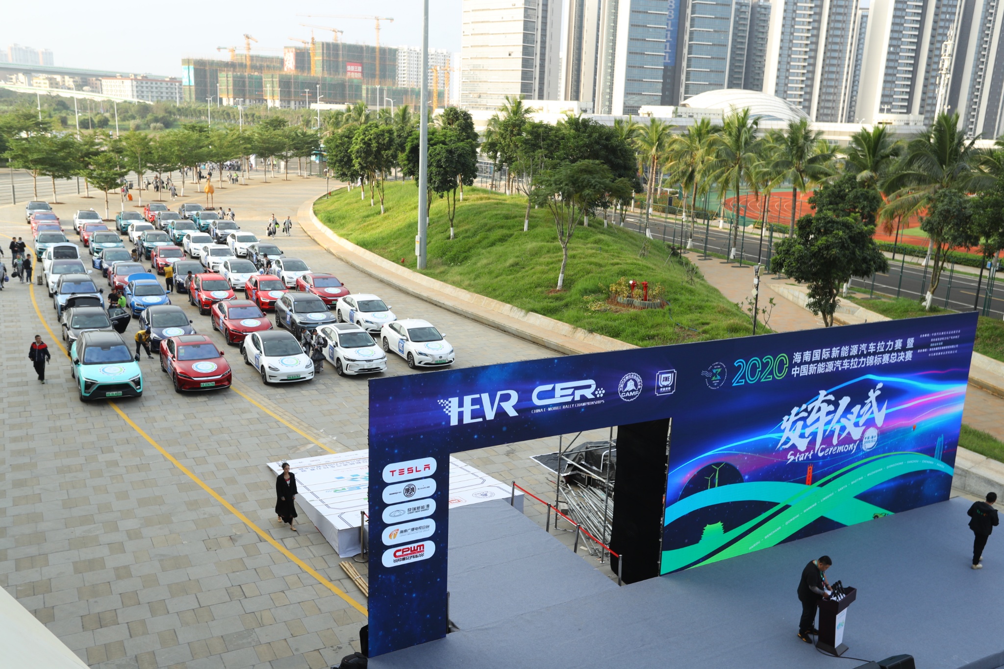 2020海南国际新能源汽车拉力赛海口发车 8支车队近百名赛员踏上征程
