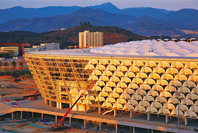 三亚国际体育产业园体育场屋面膜结构月底完工