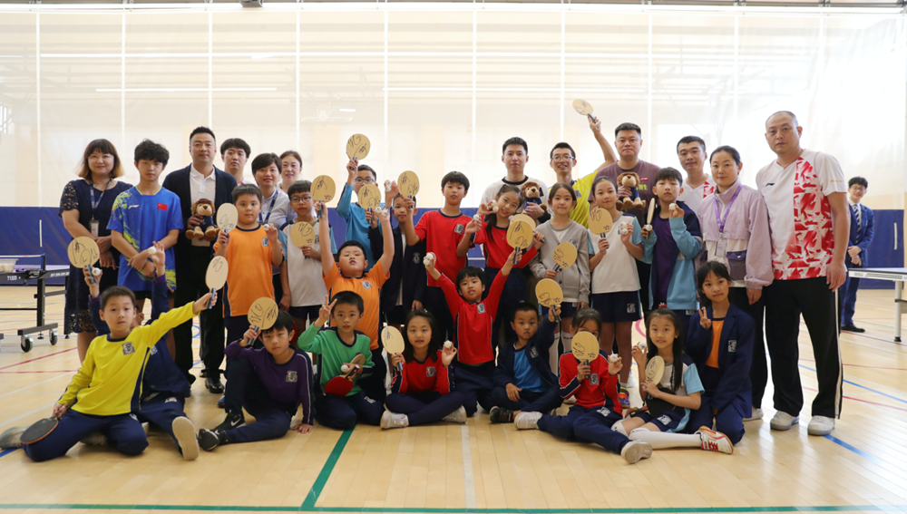 一堂别样的“体育课”：乒乓球世界冠军走进海口哈罗学校