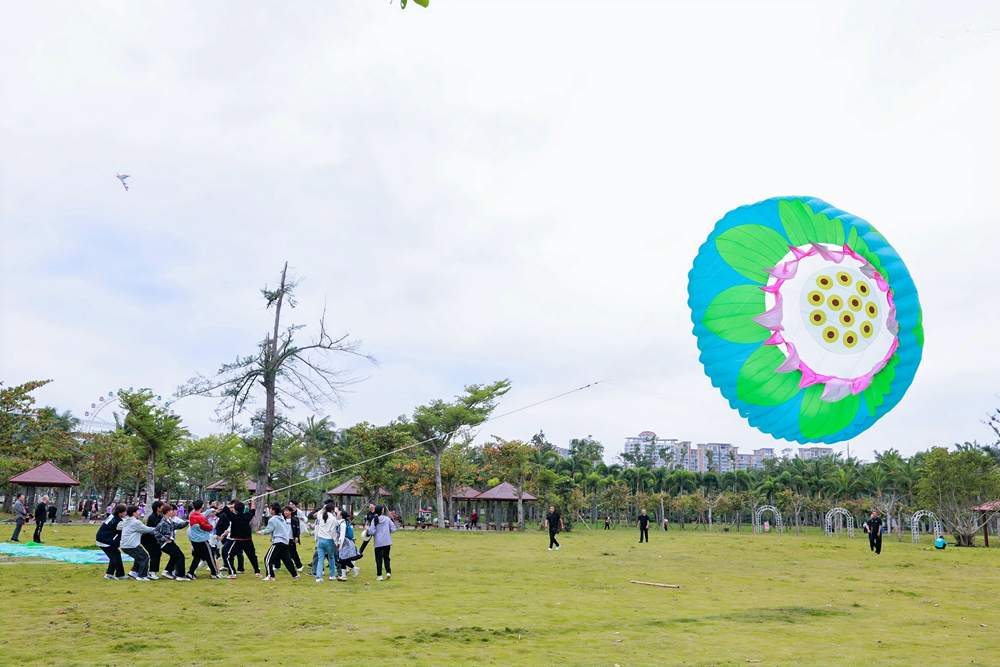 “海南风筝嘉年华系列活动”走进海南高校 学生参与风筝放飞体验
