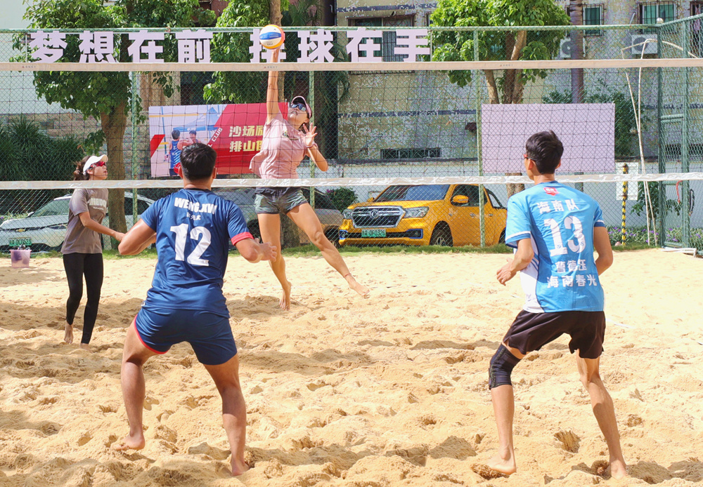 海南沙滩排球队出征十五运会