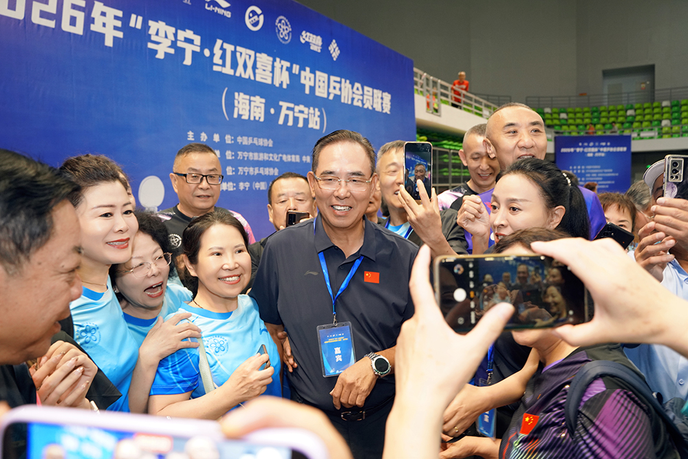 这场全国乒乓球赛事在万宁开幕，蔡振华等亲自下场指导学生
