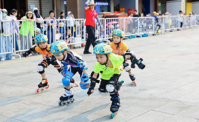 2026年海南轮滑（滑板）联赛（五指山站）开赛  选手比赛之余感受“三月三”