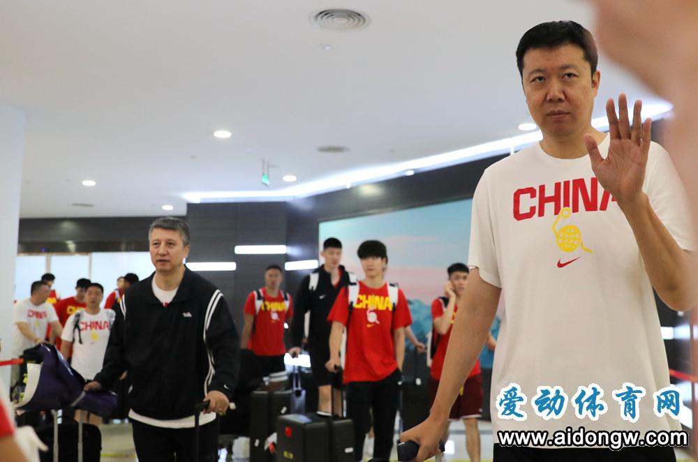 郭士强、王治郅率中国男篮抵达海口 全力备战2026“国际团结杯”篮球赛