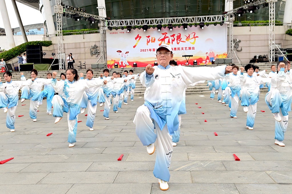 海南省老年体协太极拳剑展演庆重阳