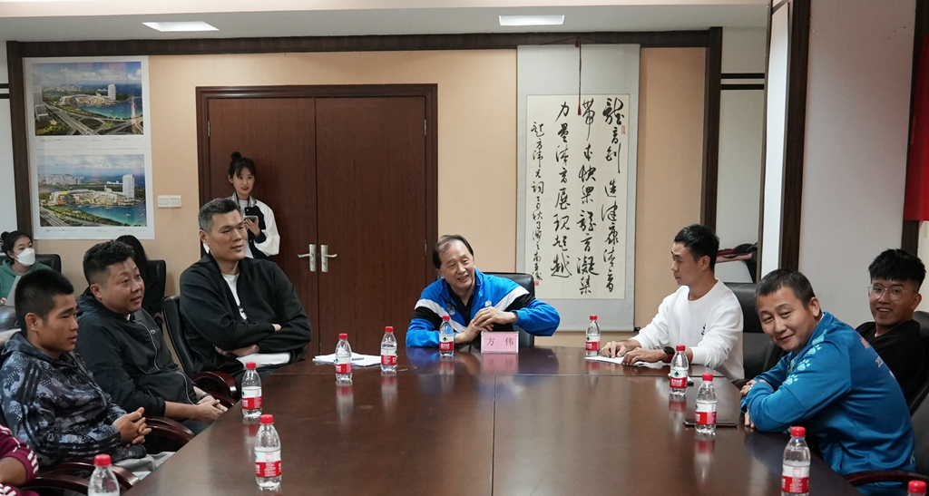 海南省篮协青少年训练基地授牌仪式举行，12家训练营获颁牌匾