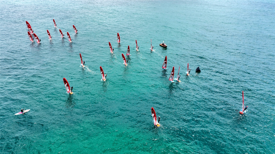 百余名选手竞逐博鳌！ 水翼帆板、风筝板绘就亚洲湾靓丽风景线